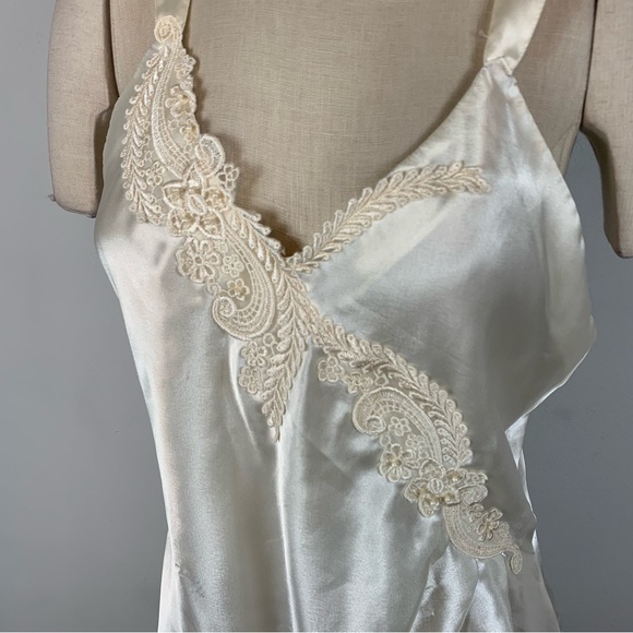 Vintage Victoria's Secret Gold Label Ivory Lace Detail Medium Lingerie Slip - Picture 2 of 12